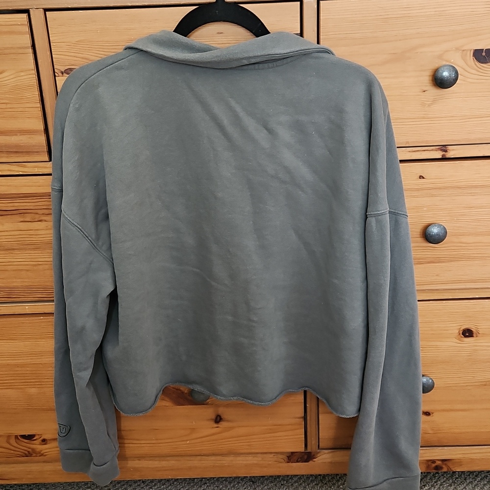 Vuori Crop Pullover - Medium - Picture 6 of 6